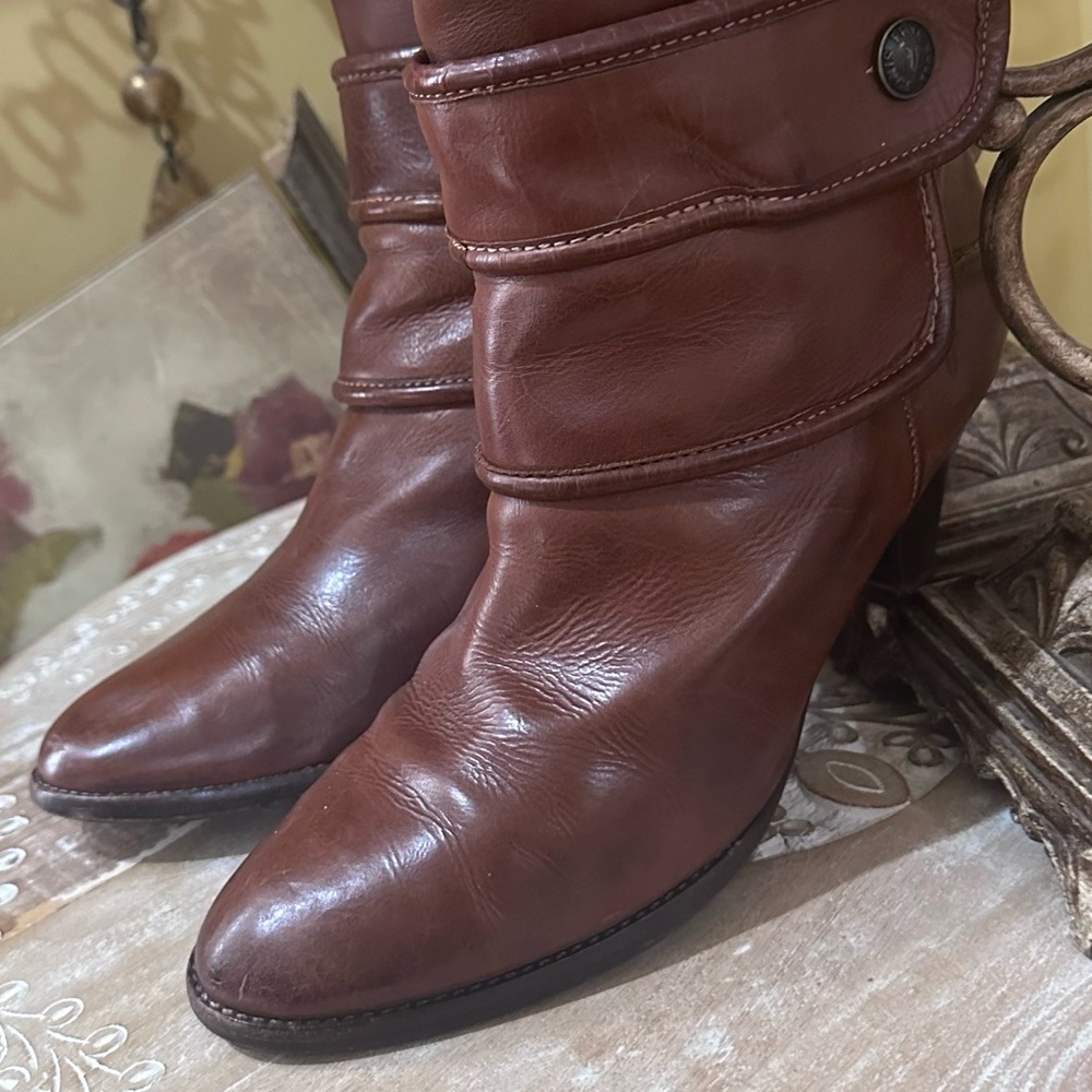 EUC💠Vintage Frye Button Cuff, Mid-Brown Leather Size 8
